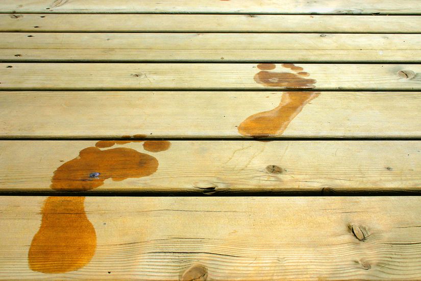 Fußabdrücke auf Holz